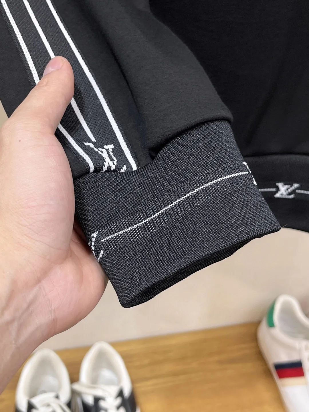 🅿️540 [LV Louis Vuitton] hot-selling suit is coming. Focus on the original version of the official website. 2025 new hot-selling round neck sweatshirt suit. The original order is the best 🇭🇰. It is the meticulous work of top designers for a fitting and perfect upper body effect. All-natural high-quality Tencel Roman cotton 100%, close-fitting comfort, noble and elegant! Original hardware embodies elegance and nobility! Counter size: M-3XL (maximum wear up to 190 pounds)